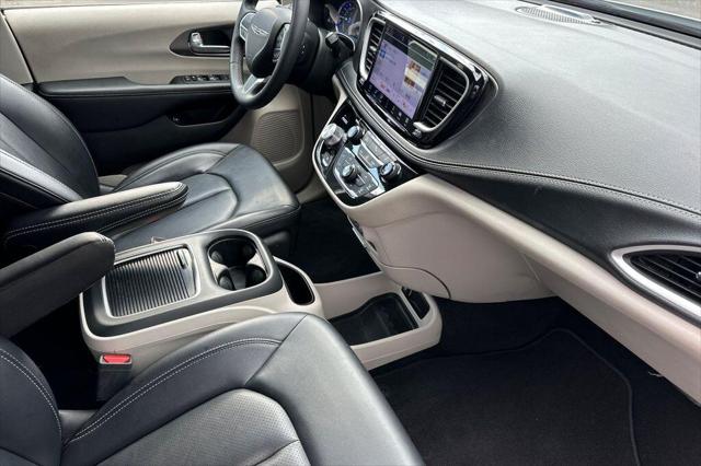 2024 Chrysler Pacifica Hybrid Select