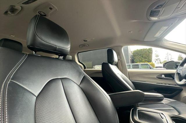 2024 Chrysler Pacifica Hybrid Select