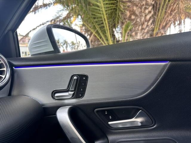 2020 Mercedes-Benz A 220 A 220 * AMBINET LIGHTING * MOONROOF *