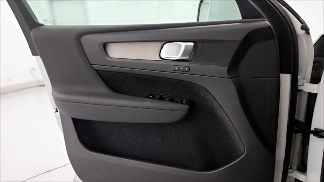 2023 Volvo XC40 B5 Plus Bright Theme