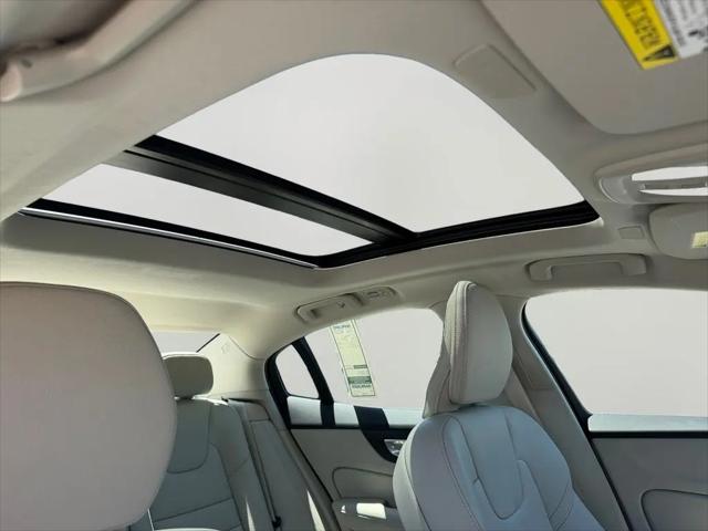 2024 Volvo S60 B5 Ultimate Dark Theme