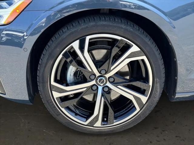 2024 Volvo S60 B5 Ultimate Dark Theme