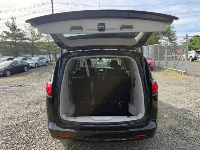 2022 Chrysler Voyager LX