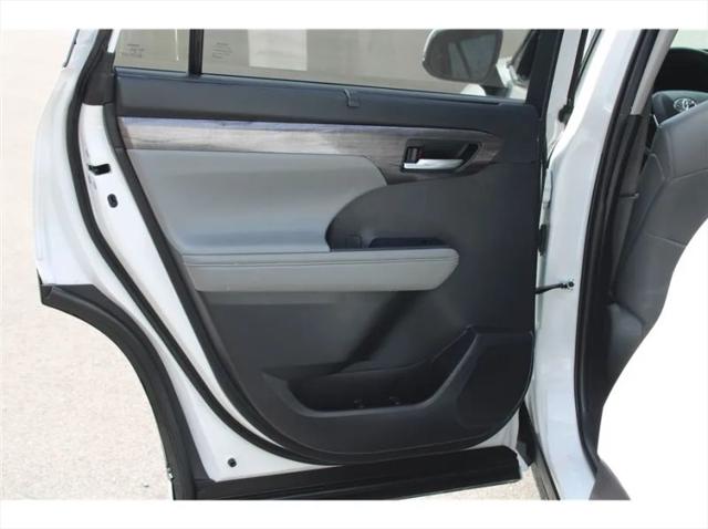 2022 Toyota Highlander Hybrid Platinum