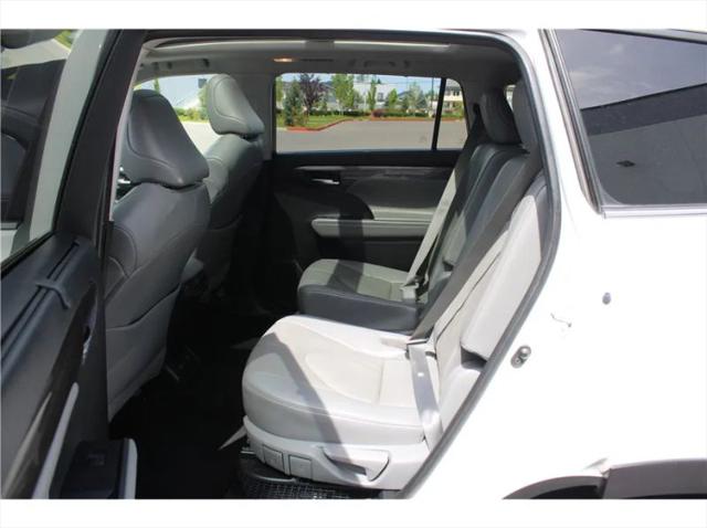 2022 Toyota Highlander Hybrid Platinum