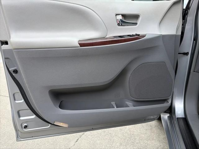 2013 Toyota Sienna XLE V6 8 Passenger