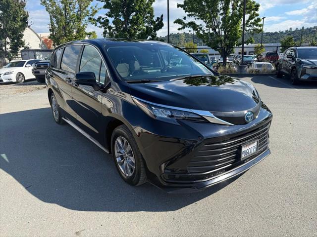 2025 Toyota Sienna LE