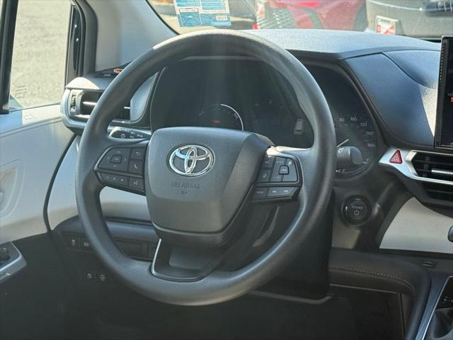 2025 Toyota Sienna LE