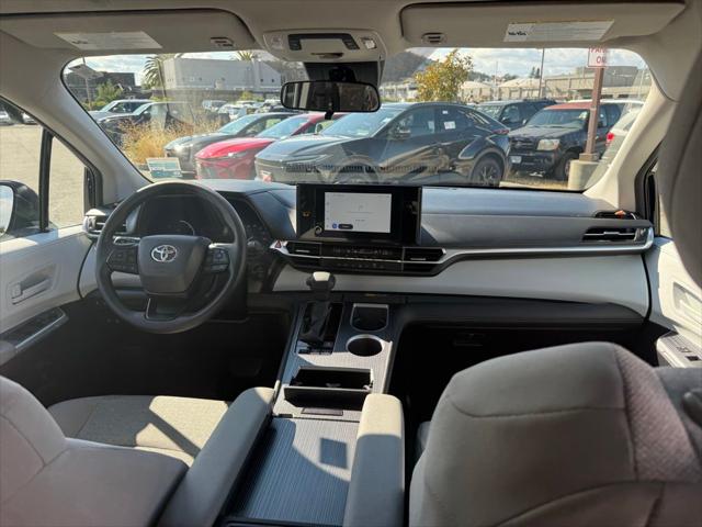 2025 Toyota Sienna LE