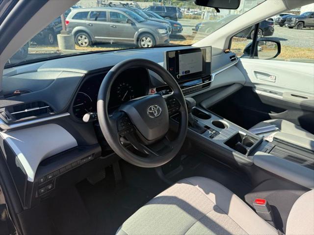2025 Toyota Sienna LE