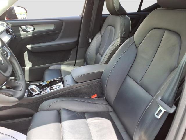 2023 Volvo XC40 B5 Plus Dark Theme