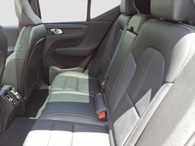 2023 Volvo XC40 B5 Plus Dark Theme