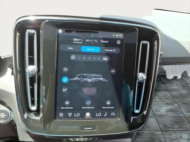 2023 Volvo XC40 B5 Plus Dark Theme
