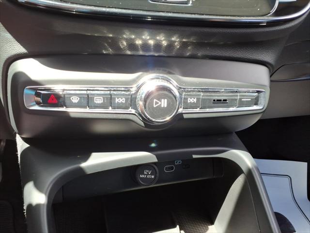 2023 Volvo XC40 B5 Plus Dark Theme