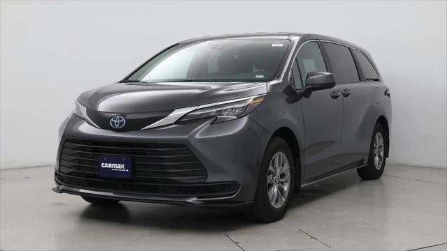 2025 Toyota Sienna LE