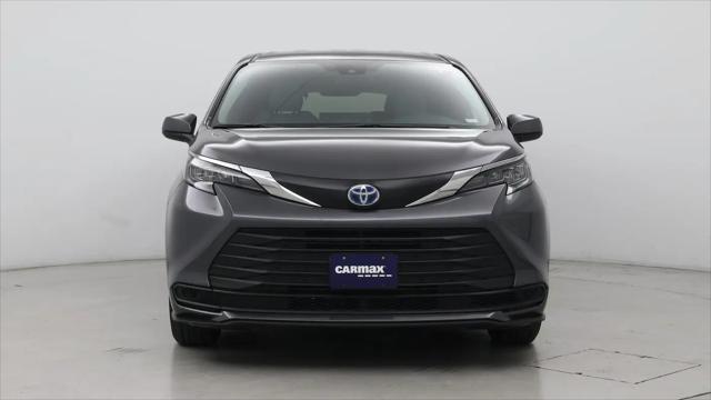 2025 Toyota Sienna LE