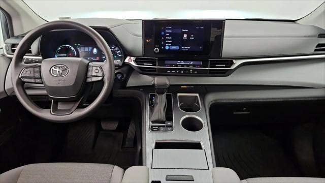 2025 Toyota Sienna LE