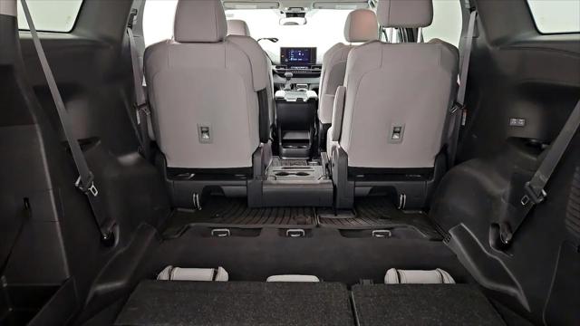 2025 Toyota Sienna LE
