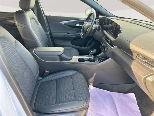 2025 Buick NV Preferred FWD