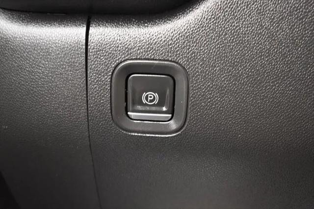 2023 Chevrolet Silverado 1500 4WD Crew Cab Short Bed Custom