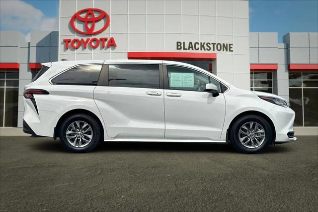 2022 Toyota Sienna LE