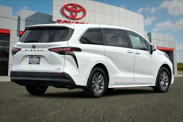 2022 Toyota Sienna LE