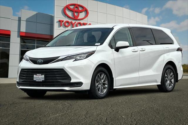 2022 Toyota Sienna LE