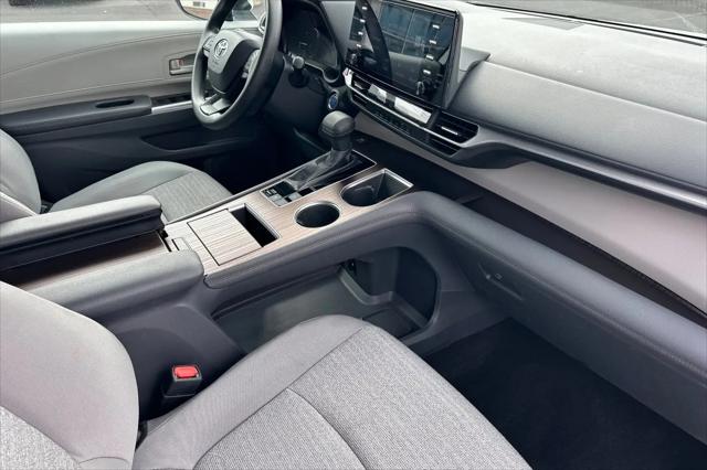 2022 Toyota Sienna LE