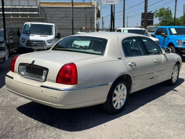 2005 Lincoln Town Car Signature Limited