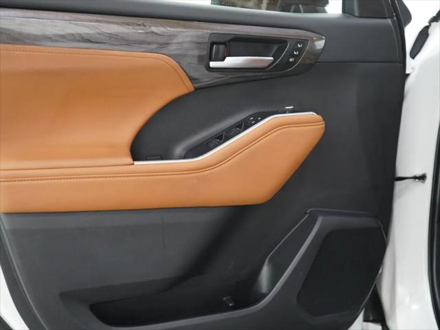 2025 Toyota Highlander Hybrid Platinum