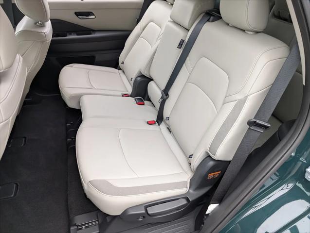 2025 Nissan Pathfinder SL FWD