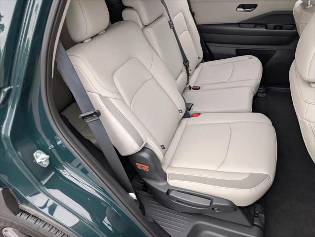 2025 Nissan Pathfinder SL FWD