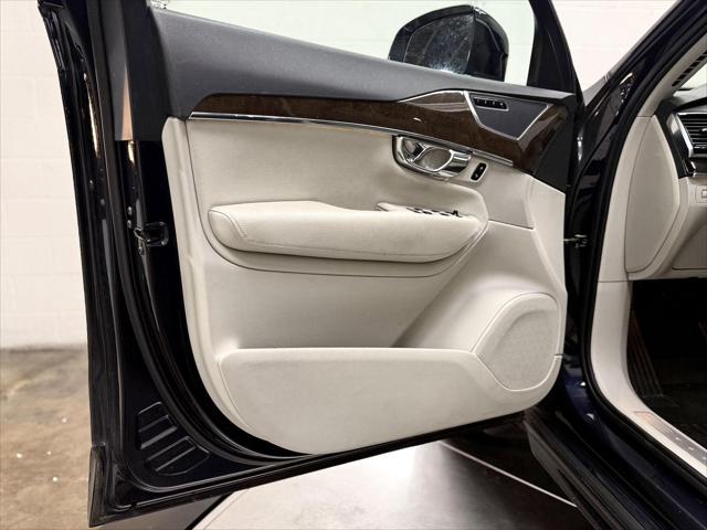 2016 Volvo XC90 T6 Momentum