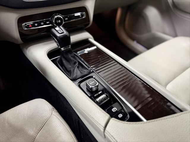 2016 Volvo XC90 T6 Momentum