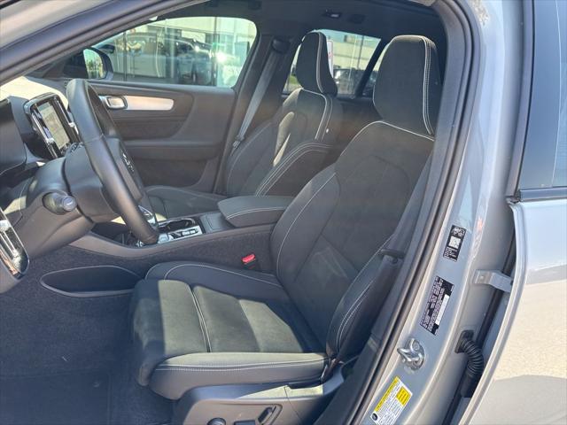 2026 Volvo XC40 Black Edition Ultra, B5 AWD Gas (mild hybrid)