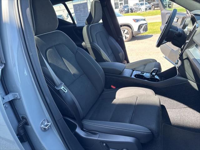 2026 Volvo XC40 Black Edition Ultra, B5 AWD Gas (mild hybrid)