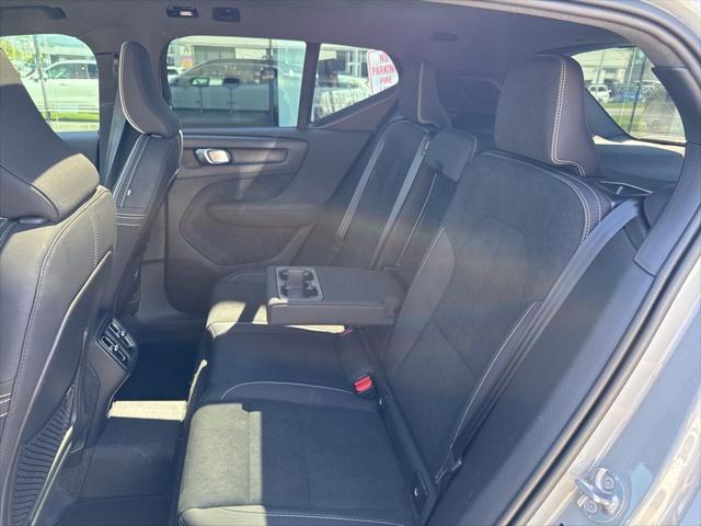 2026 Volvo XC40 Black Edition Ultra, B5 AWD Gas (mild hybrid)