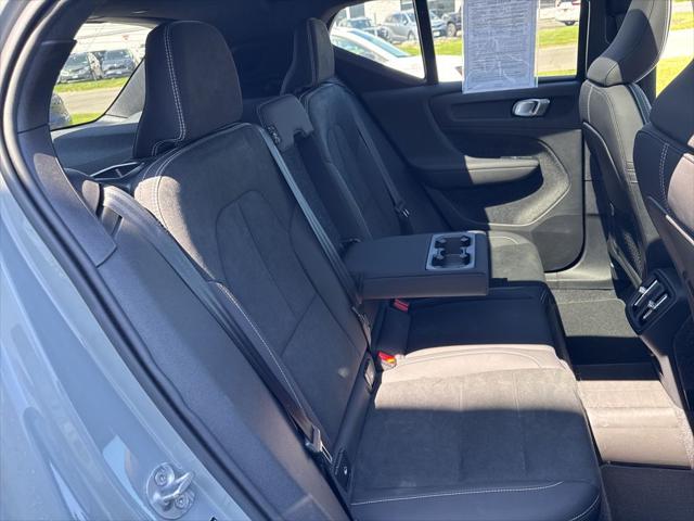 2026 Volvo XC40 Black Edition Ultra, B5 AWD Gas (mild hybrid)