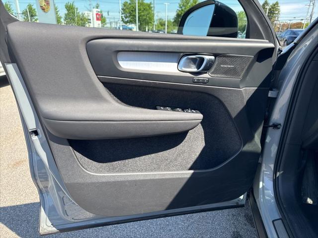 2026 Volvo XC40 Black Edition Ultra, B5 AWD Gas (mild hybrid)