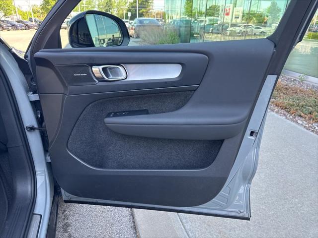 2026 Volvo XC40 Black Edition Ultra, B5 AWD Gas (mild hybrid)