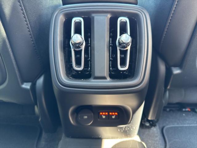 2026 Volvo XC40 Black Edition Ultra, B5 AWD Gas (mild hybrid)
