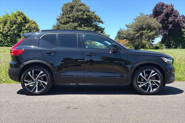 2022 Volvo XC40 T5 R-Design