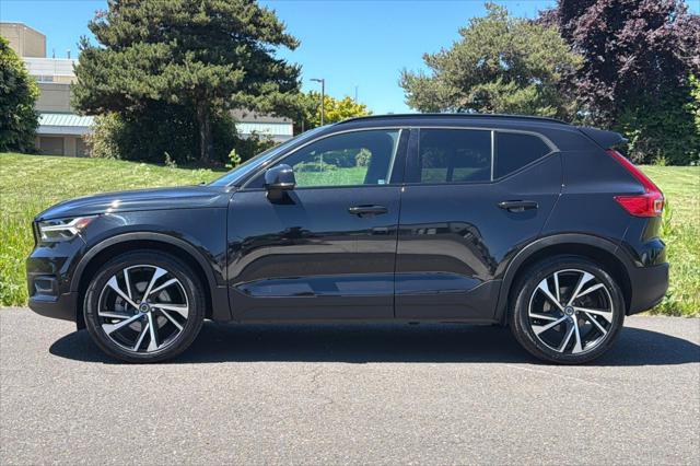 2022 Volvo XC40 T5 R-Design