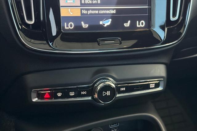 2022 Volvo XC40 T5 R-Design