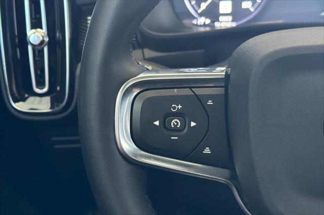 2022 Volvo XC40 T5 R-Design