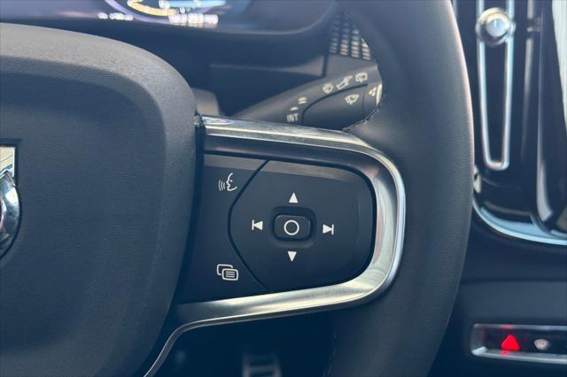 2022 Volvo XC40 T5 R-Design