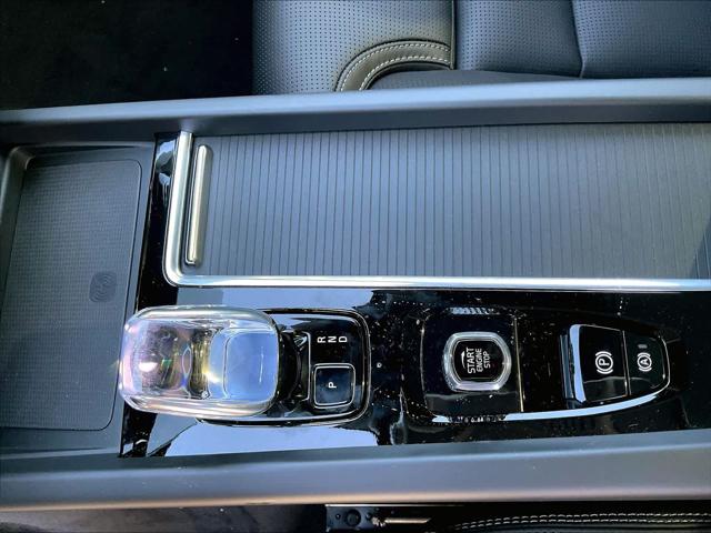 2026 Volvo XC60 Plug-In Hybrid Black Edition Ultra, T8 AWD Electric/Gasoline, Dark