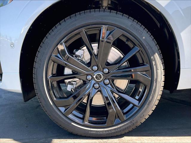 2026 Volvo XC60 Plug-In Hybrid Black Edition Ultra, T8 AWD Electric/Gasoline, Dark