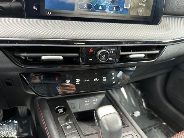 2025 Nissan Kicks SR FWD