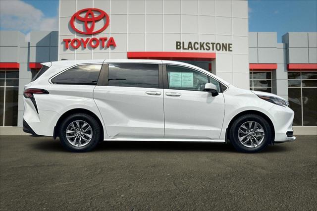 2022 Toyota Sienna LE